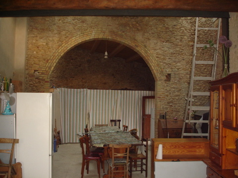 interior con arcos de ladrillo y piedra